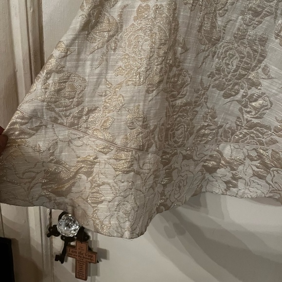 Beautiful dress with a gold threading throughout in a sort of brocade pattern - Picture 6 of 8